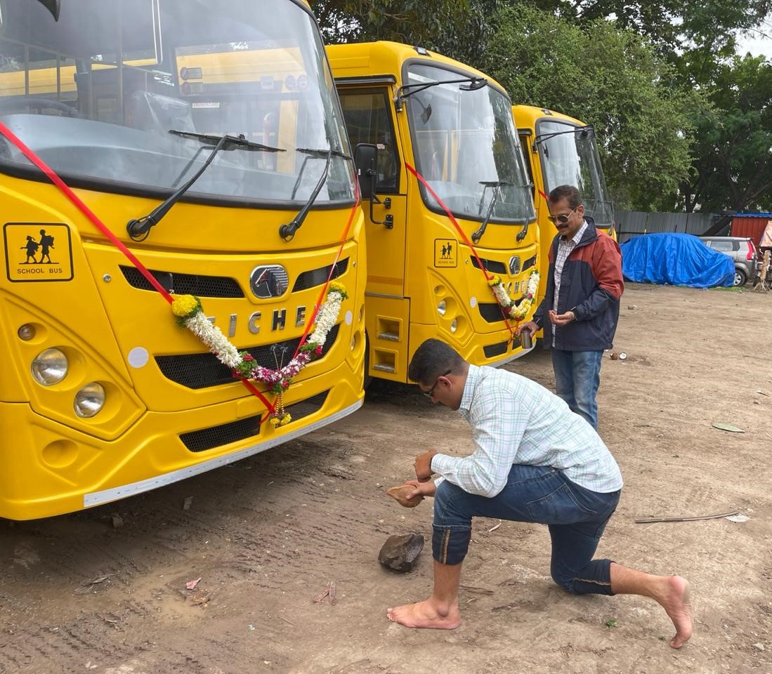 school bus on rent in pune